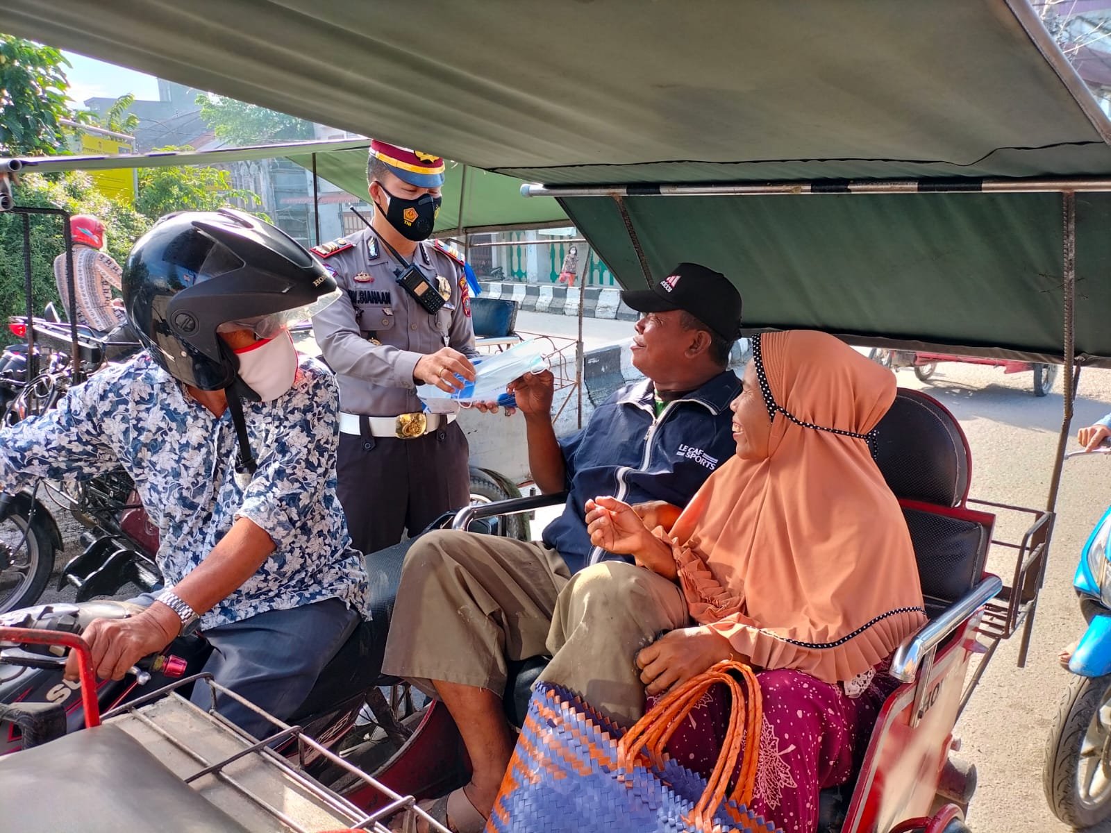 Sat Lantas Polres Tanjung Balai Galakan Ops Patuh Toba dengan Giat Bagikan Masker