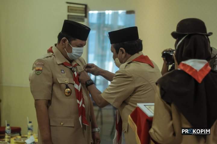 Walikota Irsan Efendi Nasution Terima Anugerah Lencana Darma Bakti dari Komjen Pol (Purn) Drs. Budi Waseso