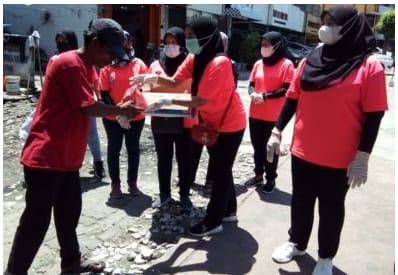 Persatuan Wanita Luar Negeri Konjen Malaysia Medan Bagi-Bagi Nasi Bungkus