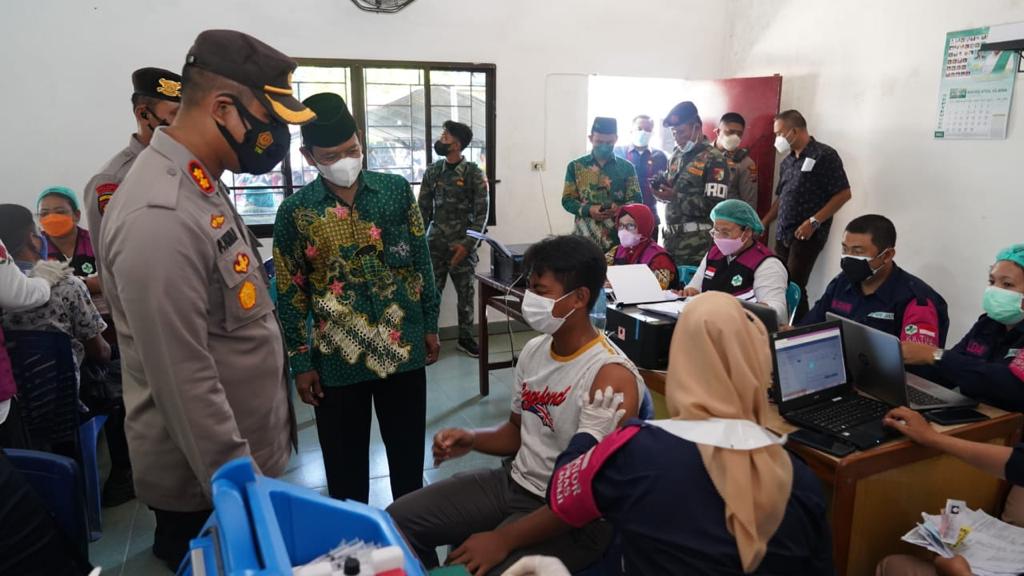 Polres Asahan Vaksin dan Bagi Sembako di Kantor PC NU Kab Asahan