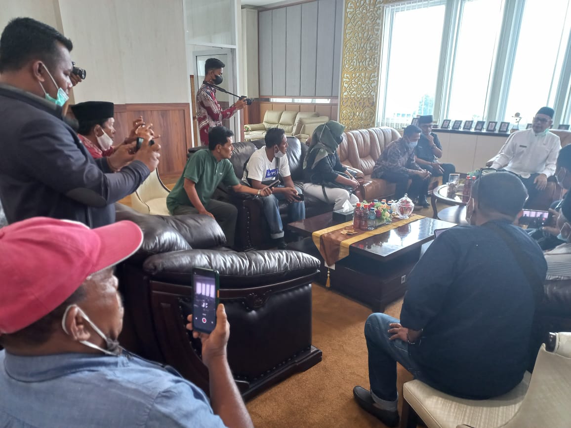 Terkait Keluarnya dari Sidang Paripurna Pengesahan APBD-P, Bupati Solok Gelar Jumpa Pers