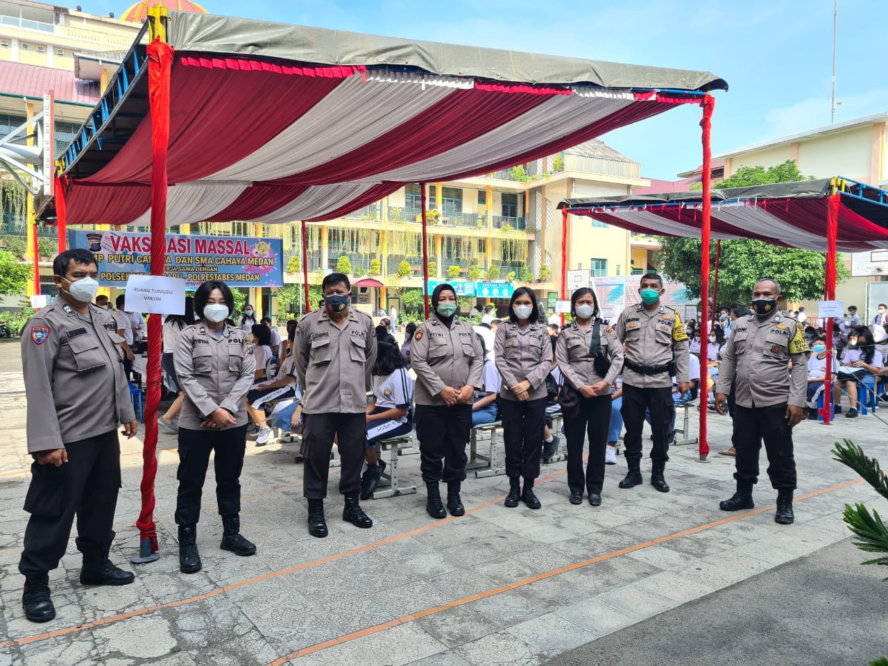 Polsek Medan Baru Pengamanan Vaksinasi Massal Pelajar SMP dan SM Putri Cahaya