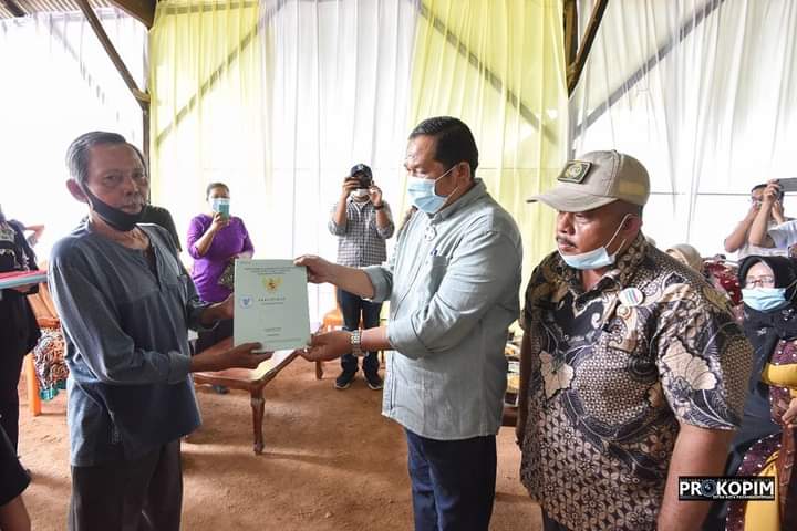 Wali Kota Padangsidimpuan Serahkan 462 Sertifikat Tanah Untuk Masyarakat