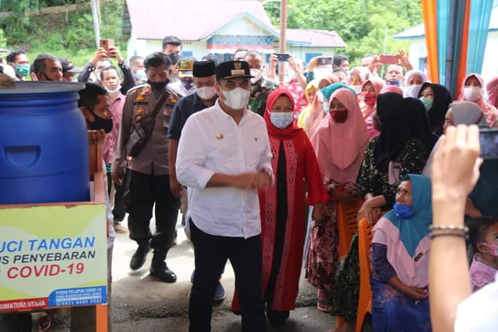 Bupati dan Ketua DPRD Kabupaten Mandailing Natal Meninjau Pelaksanaan Vaksinasi Massal di Natal