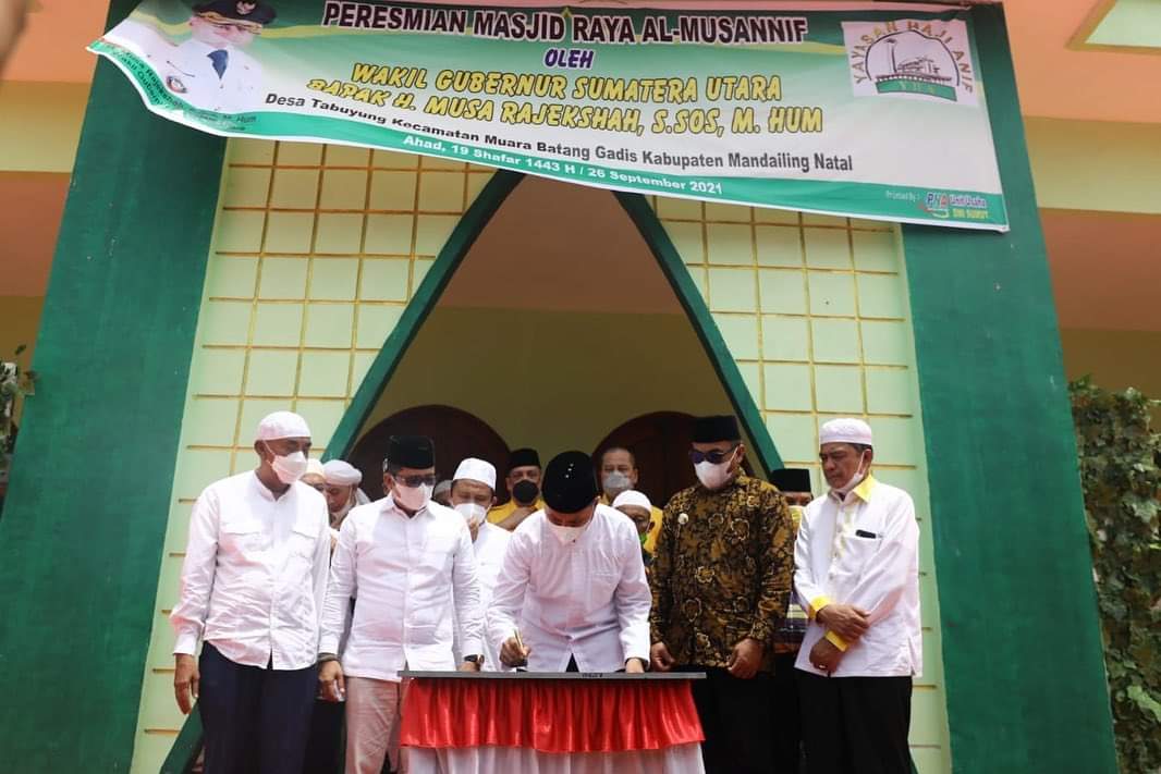 Terkenang H Anif, Musa Rajekshah Teteskan Air Mata Saat Resmikan Masjid Raya Al Musannif Tabuyung Madina