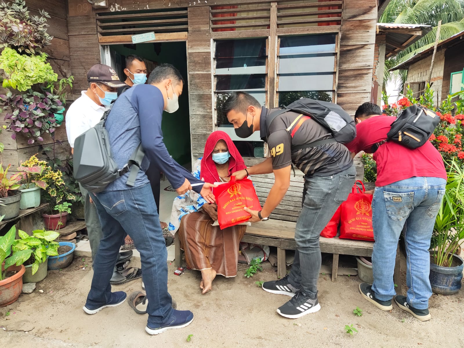 HUT Ke-1, SIP Angkatan 49 WAS Poldasu Bagikan Sembako Kepada Warga