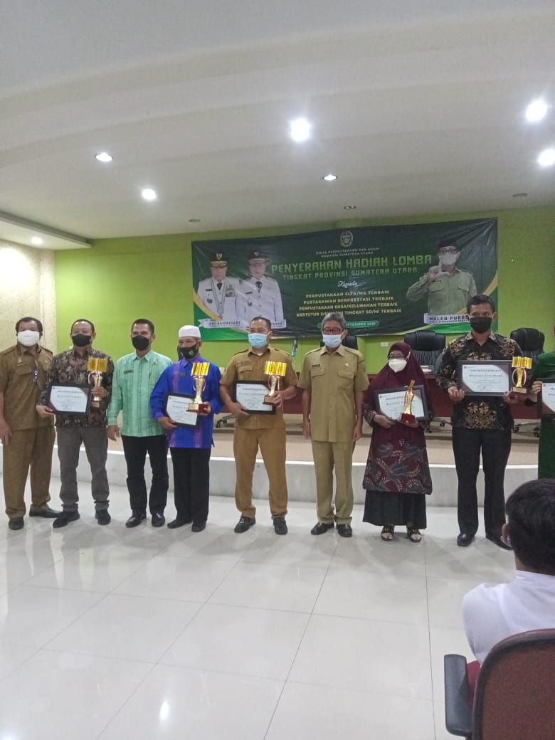 Kadis Perpusip Serahkan Hadiah Lomba Perpustakaan Terbaik Tingkat Provsu, Ini Nama Pemenangnya