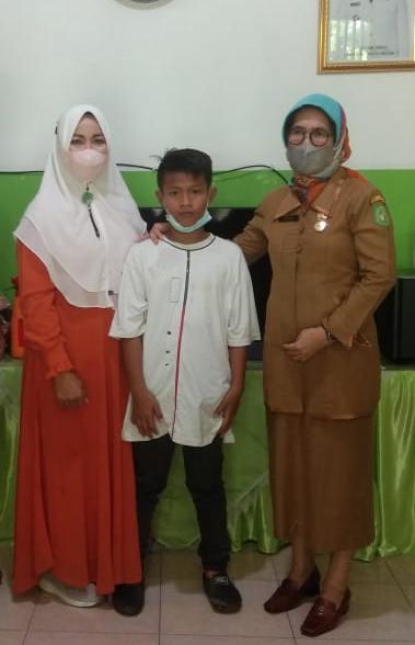 Sempat Viral, Inilah Sosok Ibu Menjadi Ibu Asuh Dari Anak Penjual KerupukÂ 