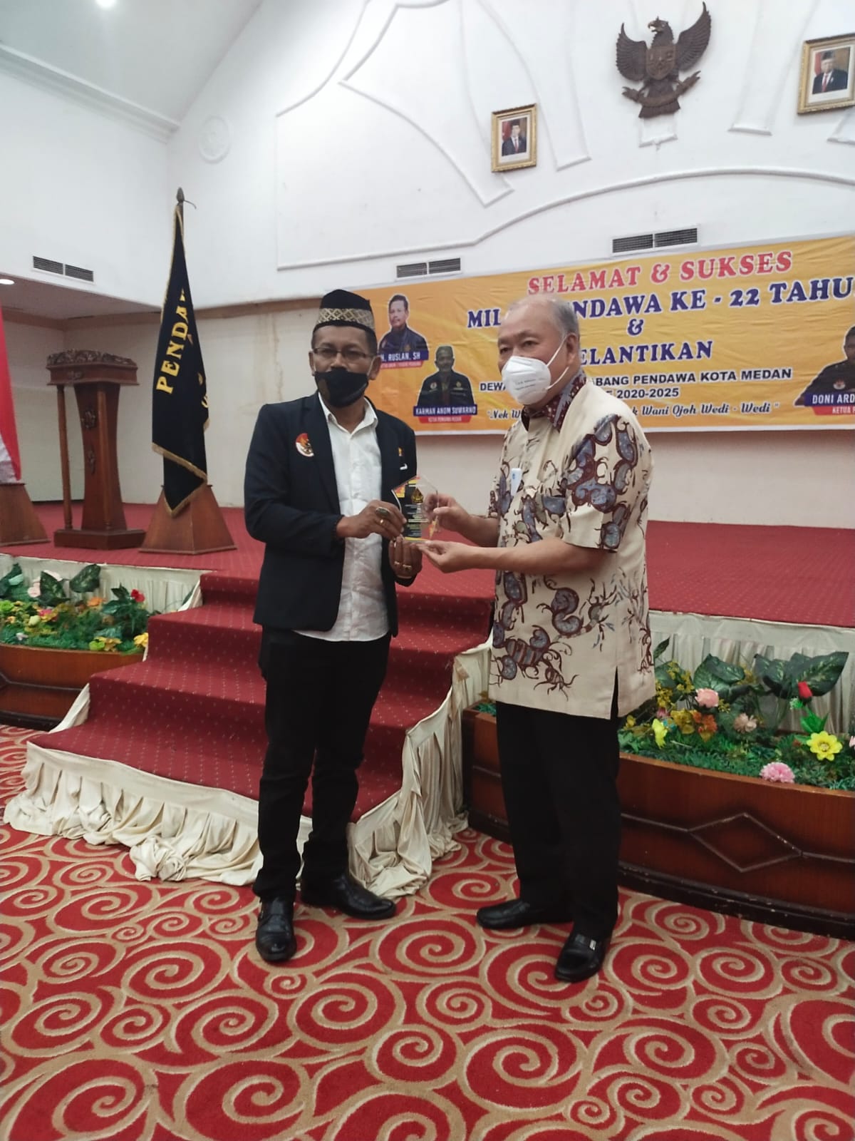 Milad ke 22, Ketum Pendawa Ruslan Berikan Cenderamata kepada Mujianto