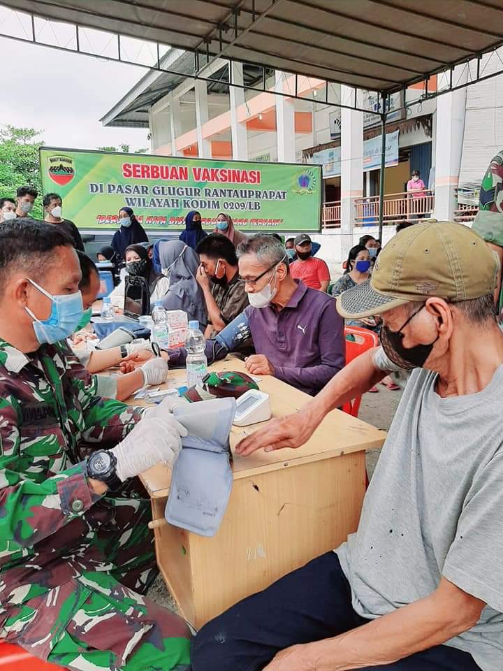 Disperindag Labuhanbatu Bersama Kodim 0209/LB Gelar Serbuan Vaksin di Pasar Gelugur