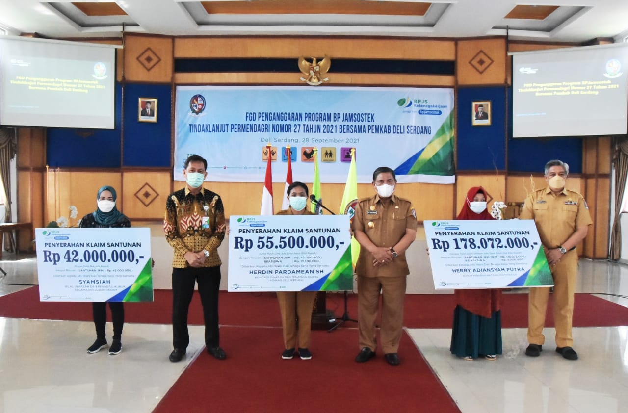 Secara Simbolis, Wakil Bupati Deli Serdang Serahkan Santunan Jaminan Kematian Kepada Ahli Waris.
