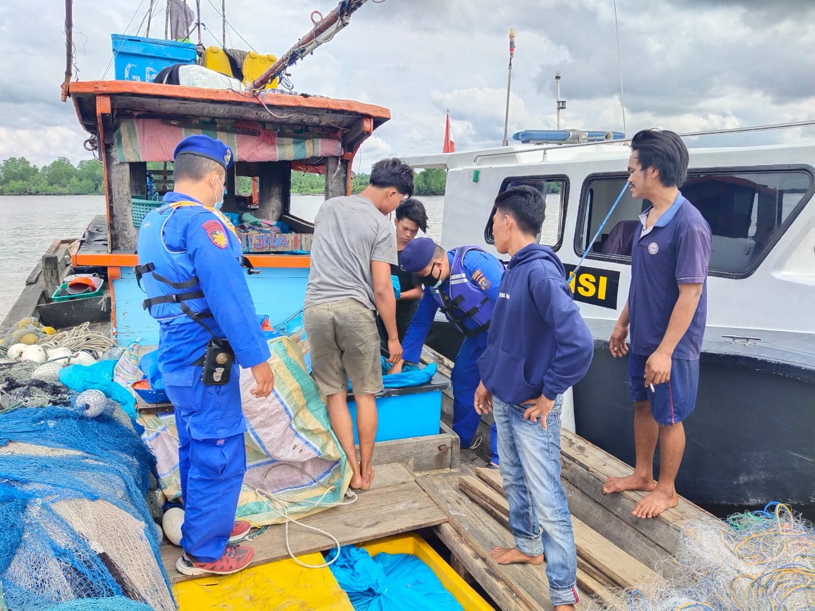 Team Regu II Sat Pol Airud Hentikan Kapal KM. Malkoni Diduga Membawa TKI Ilegal