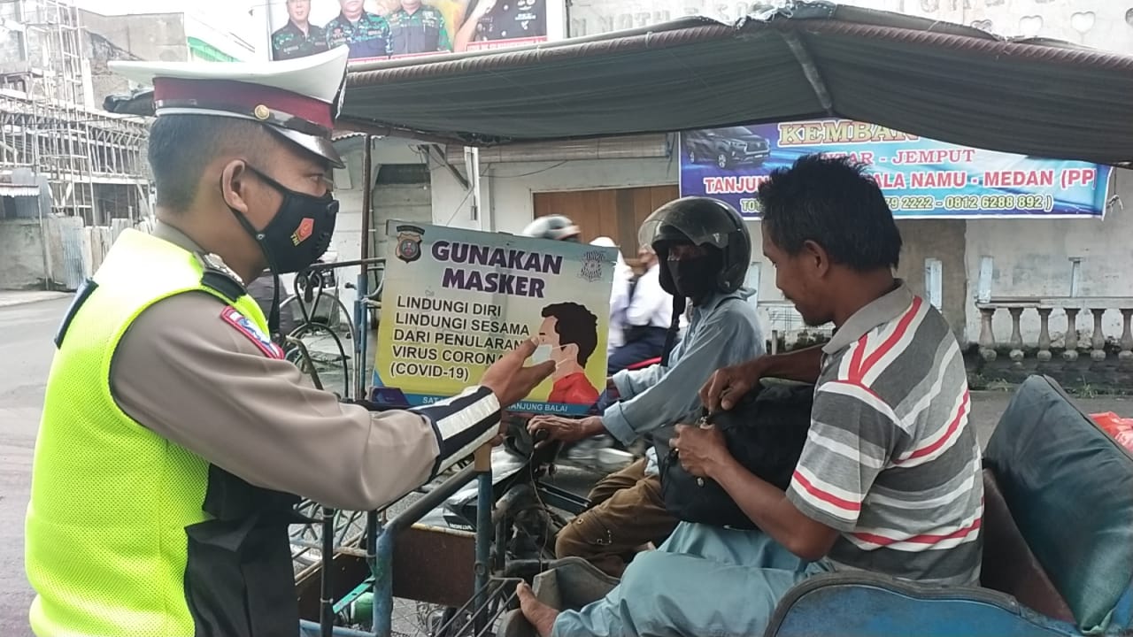 Sat Lantas Polres Tanjung Balai Keliling Kota Memberikan Penerangan Prokes Pada Masyarakat