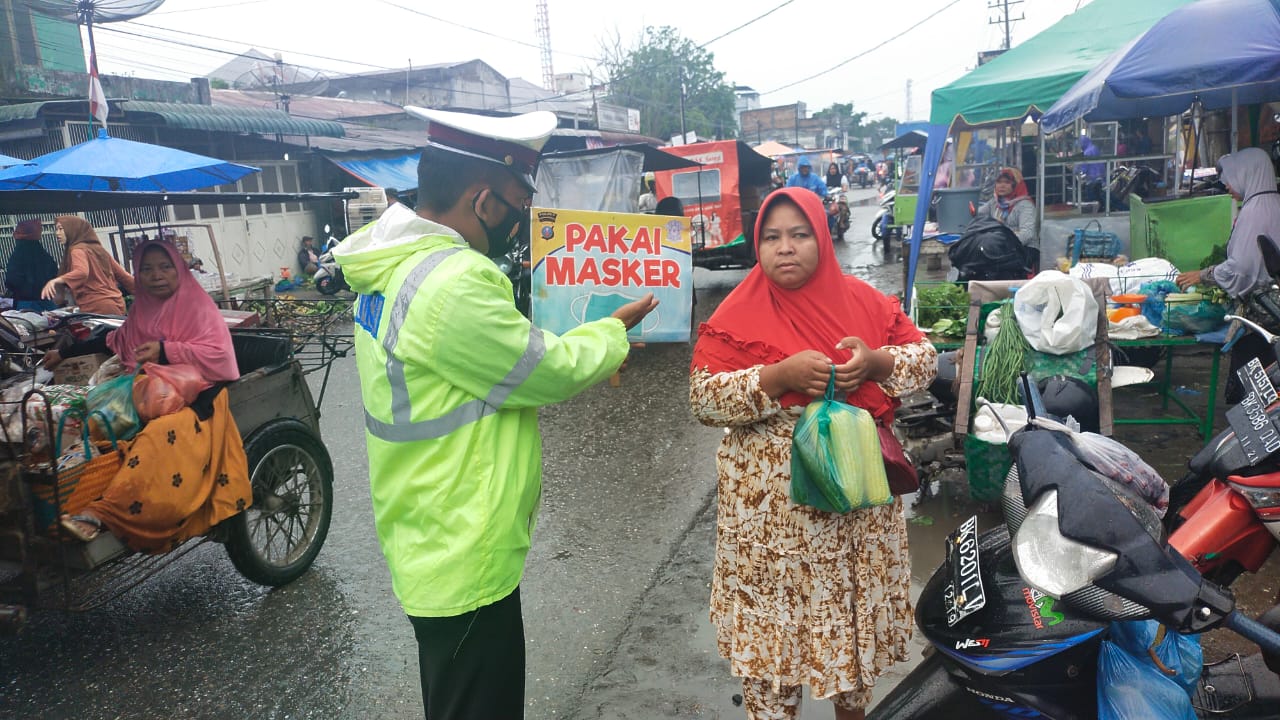Meski Diguyur Hujan, Sat Lantas Polres Tanjung Balai Tetap Sosialisasikan Prokes