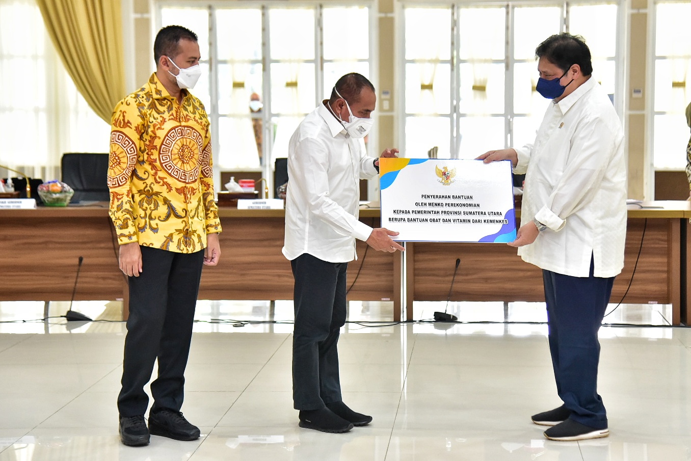 Menko Airlangga Serahkan Piala TPID Award 2021 kepada Gubernur  Edy Rahmayadi dan Apresiasi Penurunan Kasus Covid-19