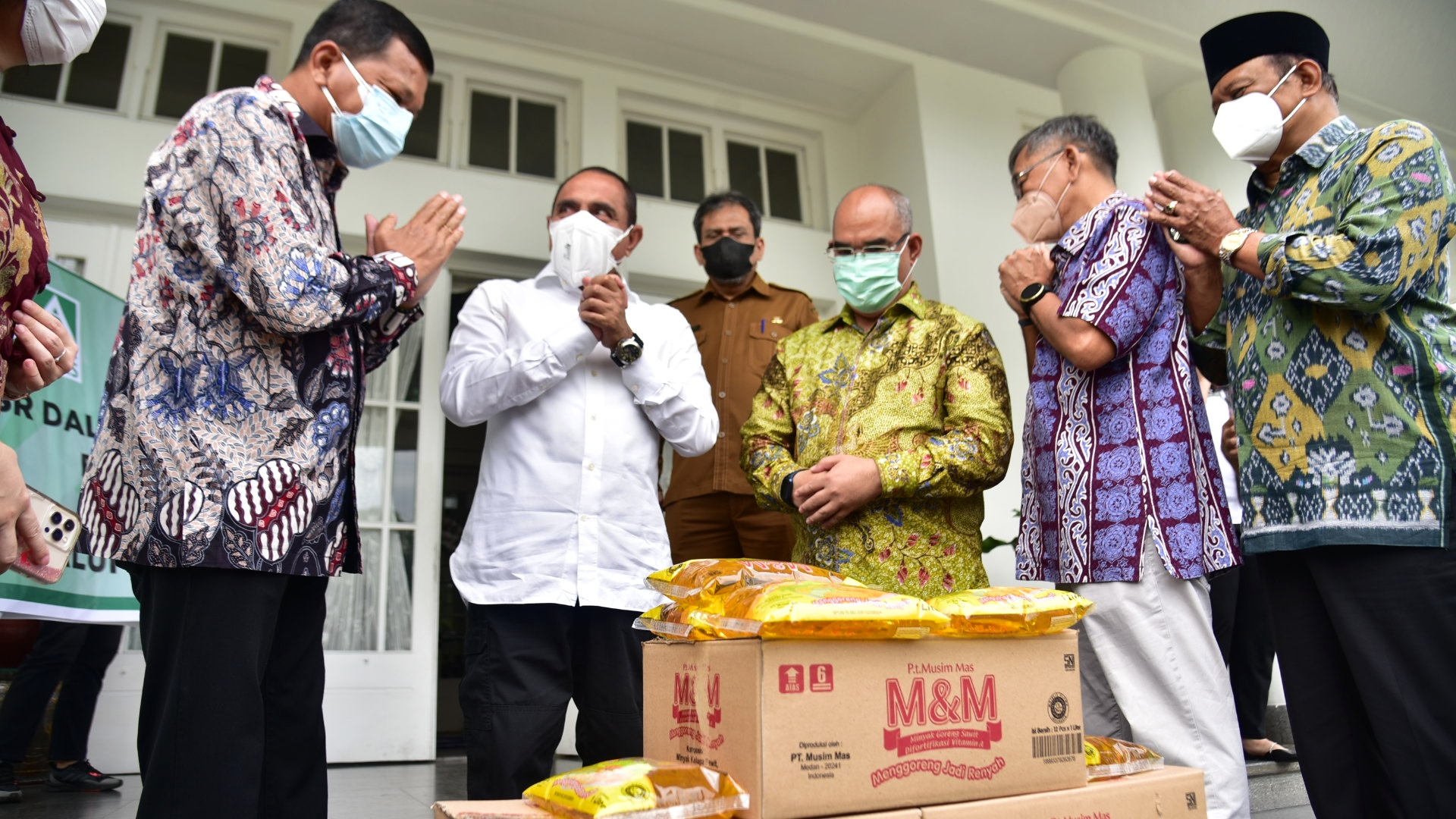 Terima Bantuan 20.000 Liter Minyak Goreng untuk Terdampak Covid-19, Gubernur Edy Rahmayadi Apresiasi  PT Musim Mas dan GAPKI