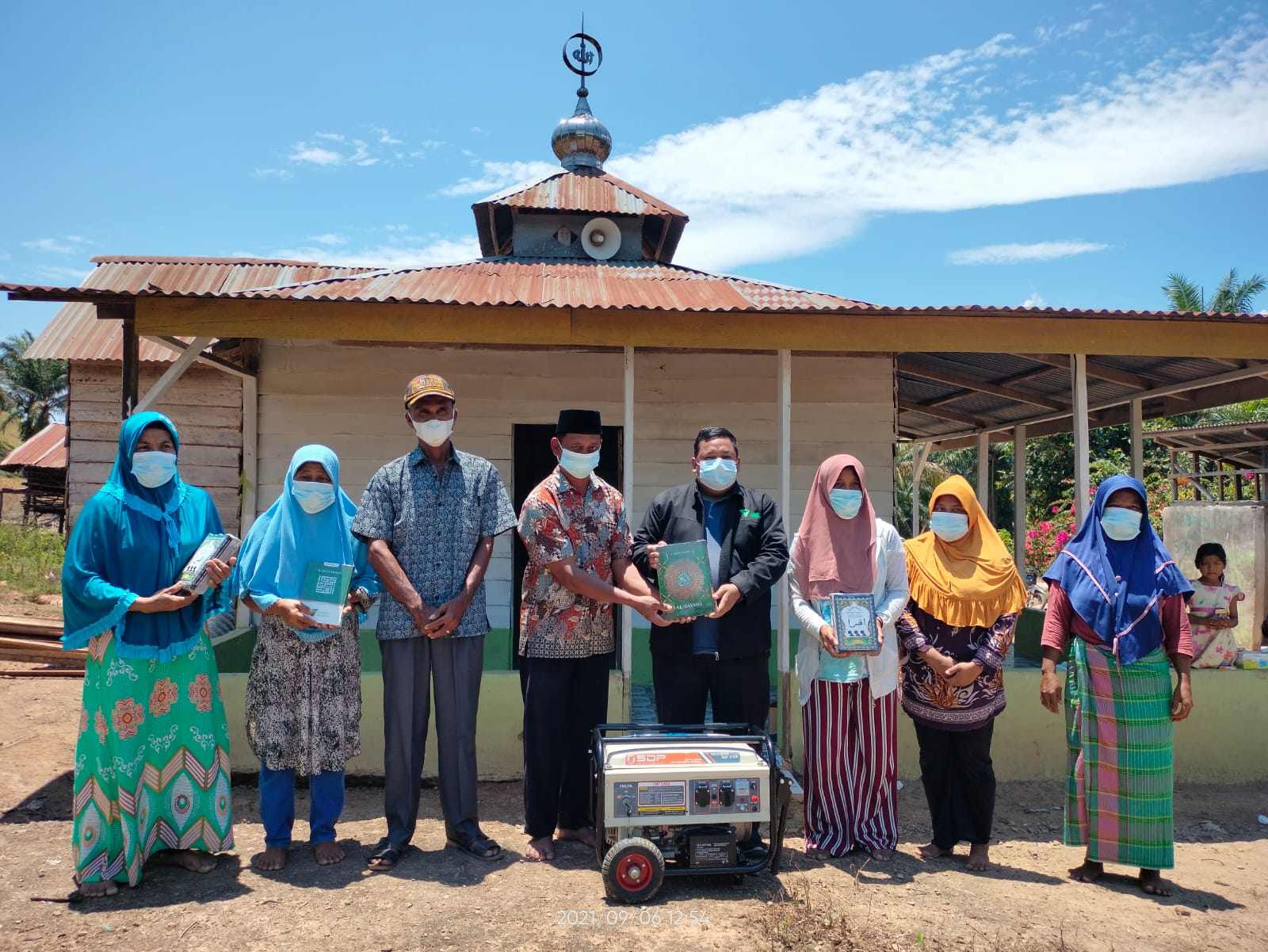 Listrik Belum Jamah Dusun Sidodadi,  DD Waspada Distribusikan Genset Bagi Masjid