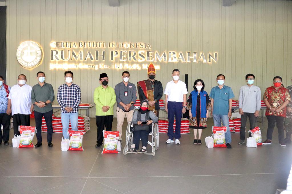 Bobby Nasution Serahkan Bantuan Bahan Kebutuhan Pokok pada Wartawan dan Pekerja Pariwisata