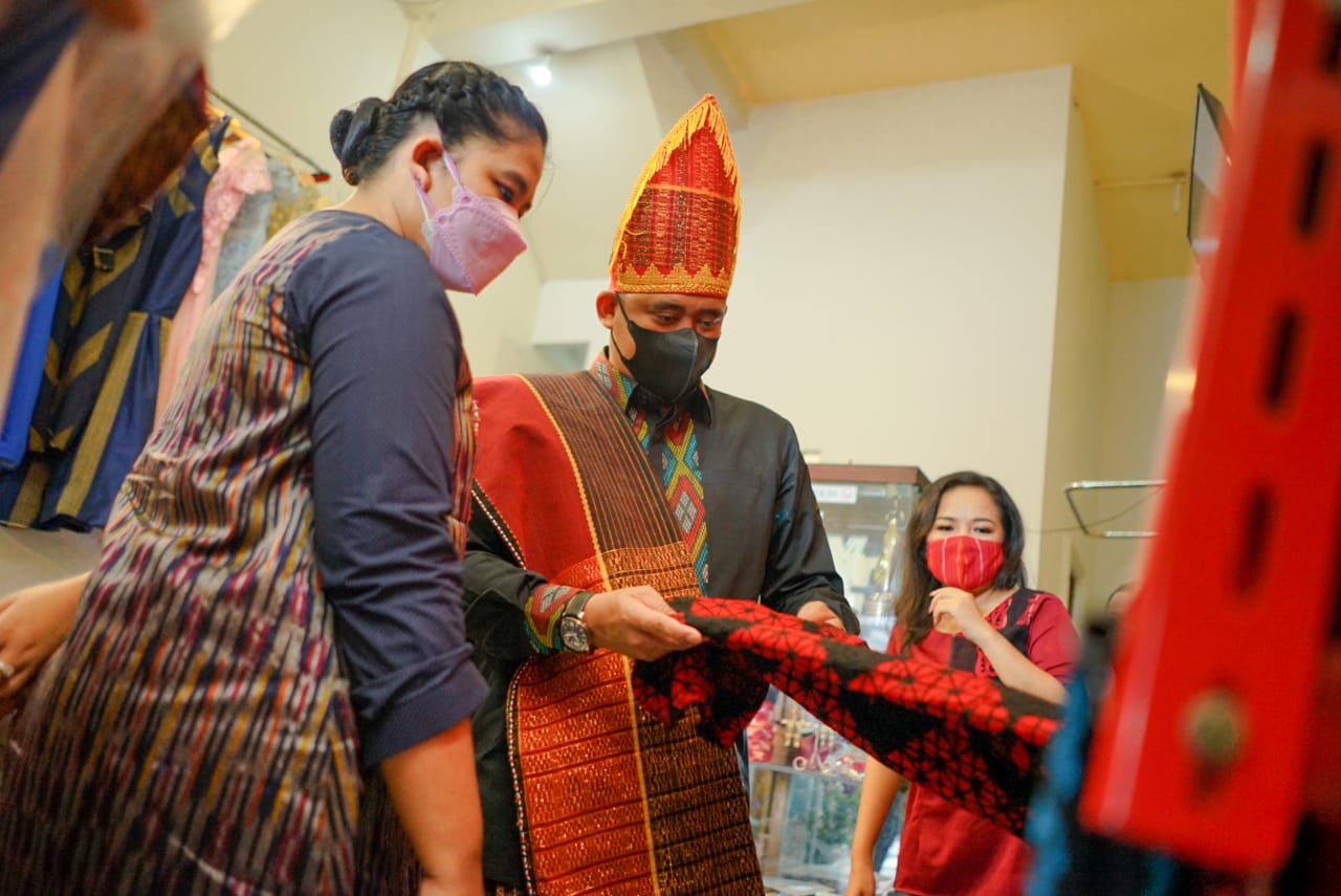 Kebijakan Bobby Nasution Wajibkan ASN Pakai Pakaian Adat Jadi Angin Segar Bagi Pelaku UMKM