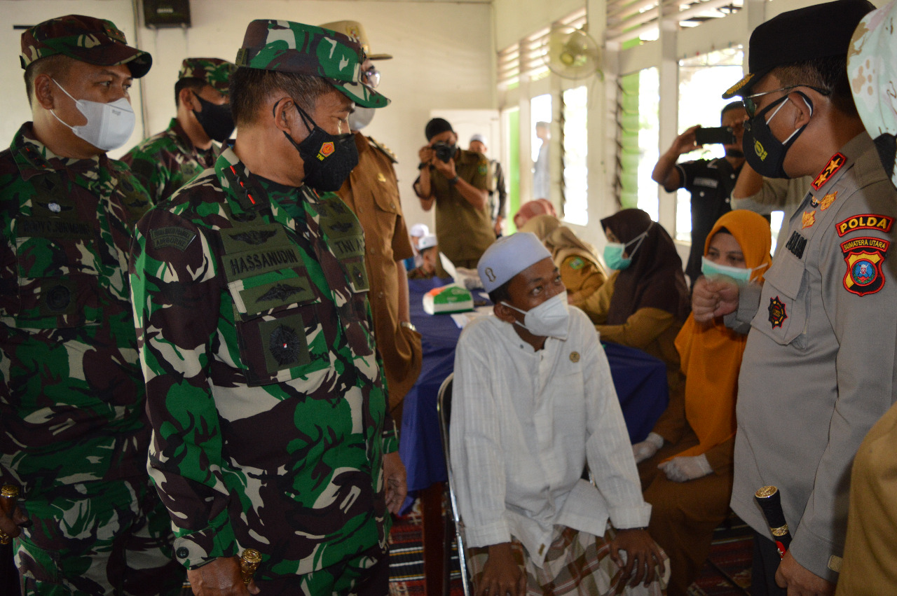 Tiba di Mandailing Natal, Pangdam I/BB dan Kapoldasu Tinjau Vaksinasi Massal