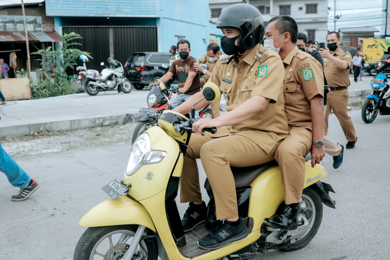 Bobby Nasution Naik Sepeda Motor Lihat Perbaikan Jalan