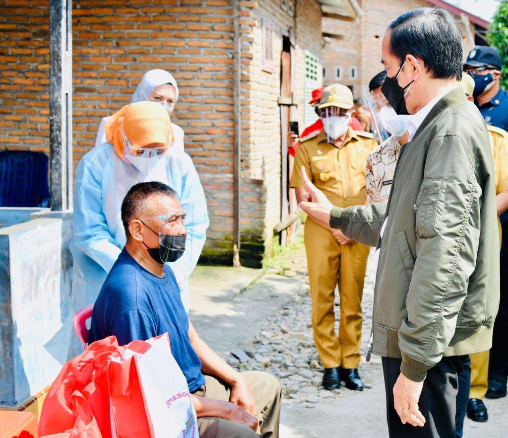 Pangdam I/BB dan Kapoldasu, Dampingi Presiden RI Tinjau Vaksinasi Door to Door di Sumut