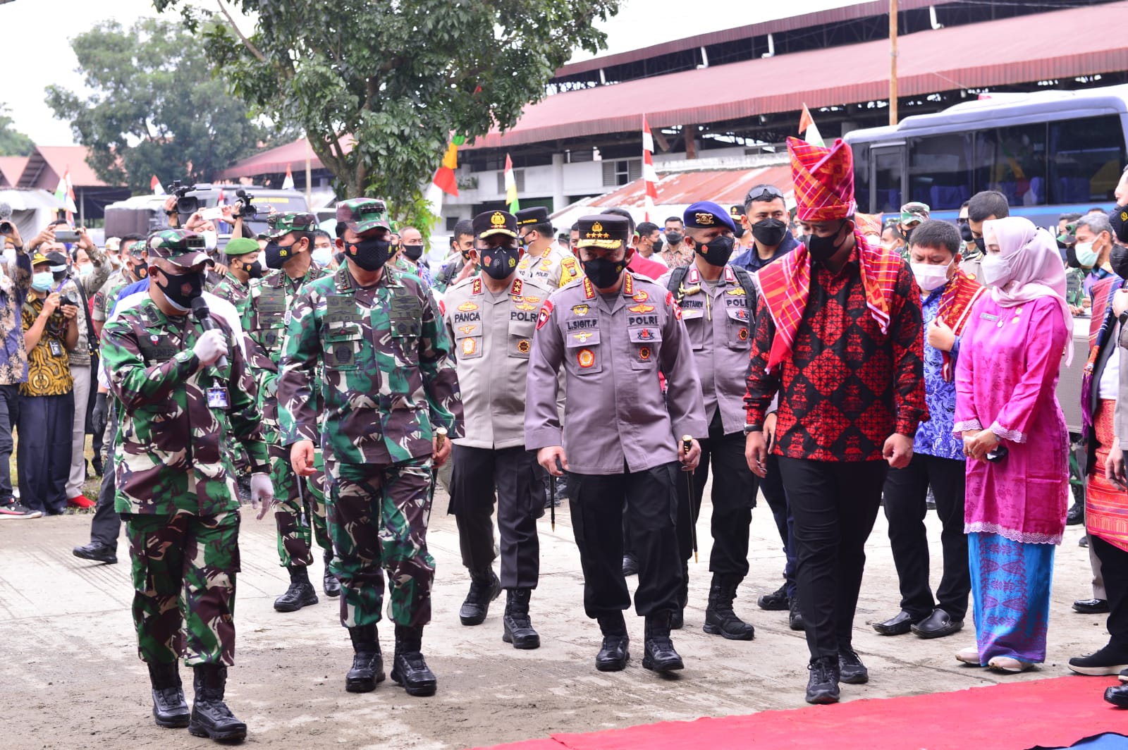 Wali Kota Medan Bersama Panglima TNI dan Kapolri Meninjau Vaksinasi Massal di Pasar Induk Lau Cih
