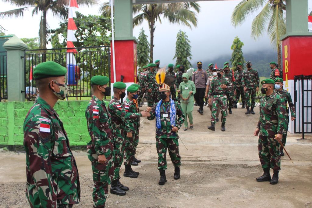 Pasukan TNI Bersenjata Lengkap Kawal Pangdam I/BB di Jayapura