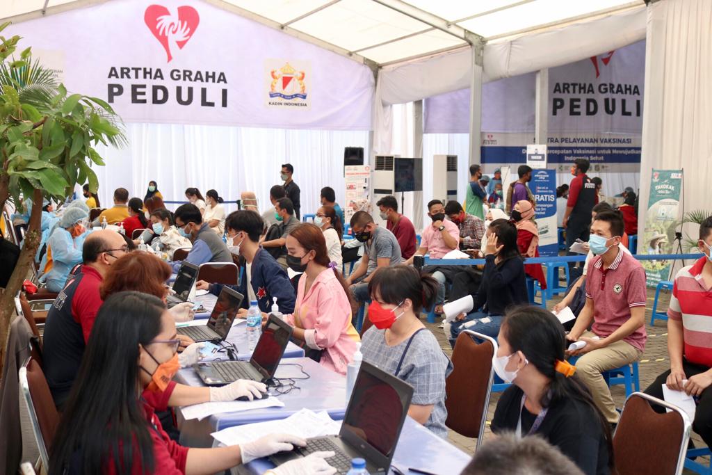 Bersama Menteri BUMN dan Ketua Kadin Indonesia, Bobby Nasution Tinjau Vaksinasi Massal di Medan Polonia
