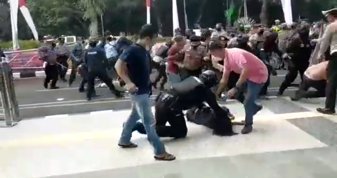 Oknum Polisi Banting MahasiswaÂ  Hingga Kejang-Kejang Saat Demo Diperiksa Propam Mabes Polri