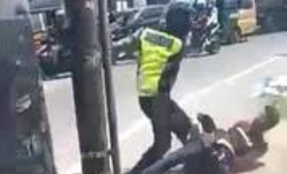 Oknum Polisi Pukuli Warga hingga Terkapar di Deli Serdang Kena Copot