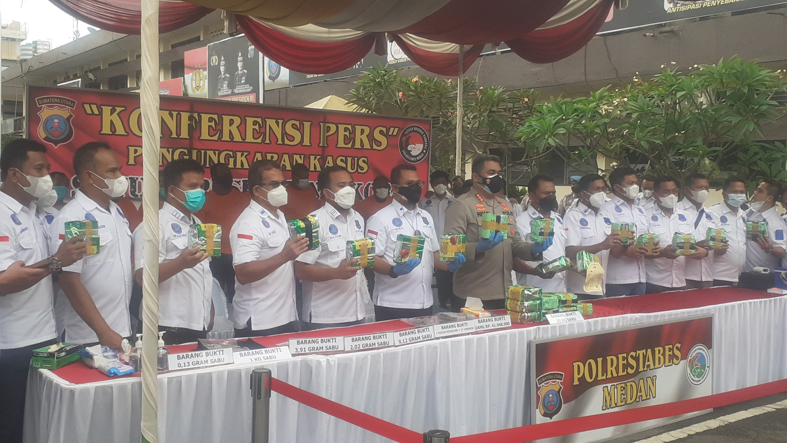 Sat Narkoba Polrestabes Medan Ungkap Penyelundupan Narkotika, 8 Orang Pelaku 1 Diantaranya Wanita Ditangkap Berikut 23 Kg Shabu dan 1 Senpi DisitaÂ Â 