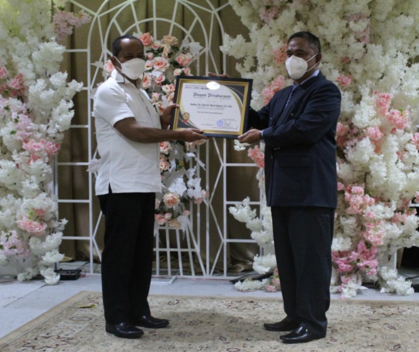 Maruli Siahaan  Terima Award dari Media Online Delegasi