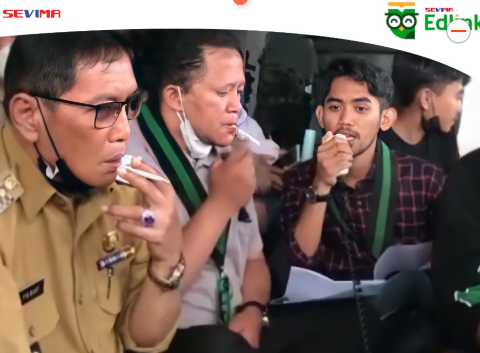 VIRAL DI INSTAGRAM, Mahasiswa Ini Demo Sambil Kuliah Online danÂ Merokok Bareng Walikota