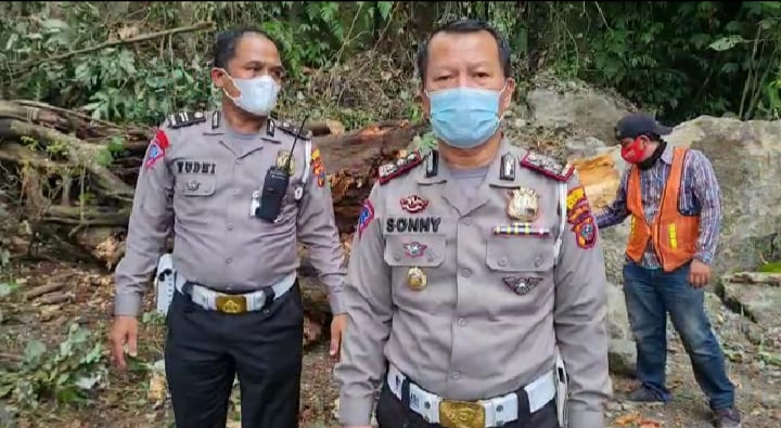 Tim Gabungan Sat Lantas Polrestabes Medan Tebang Pohon di Lokasi Longsor
