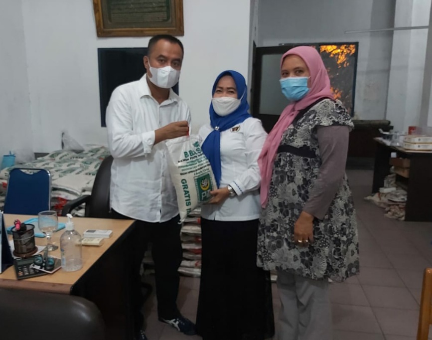 Berkah, Ketua PWI Farianda Putra Sinik Berbagi Sembako