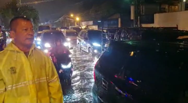 Sat Lantas Polrestabes Medan Rekayasa Lalin Akibat Jalan SM Raja, Pintu Tol Amplas dan Bandar Selamat Digenangi Air