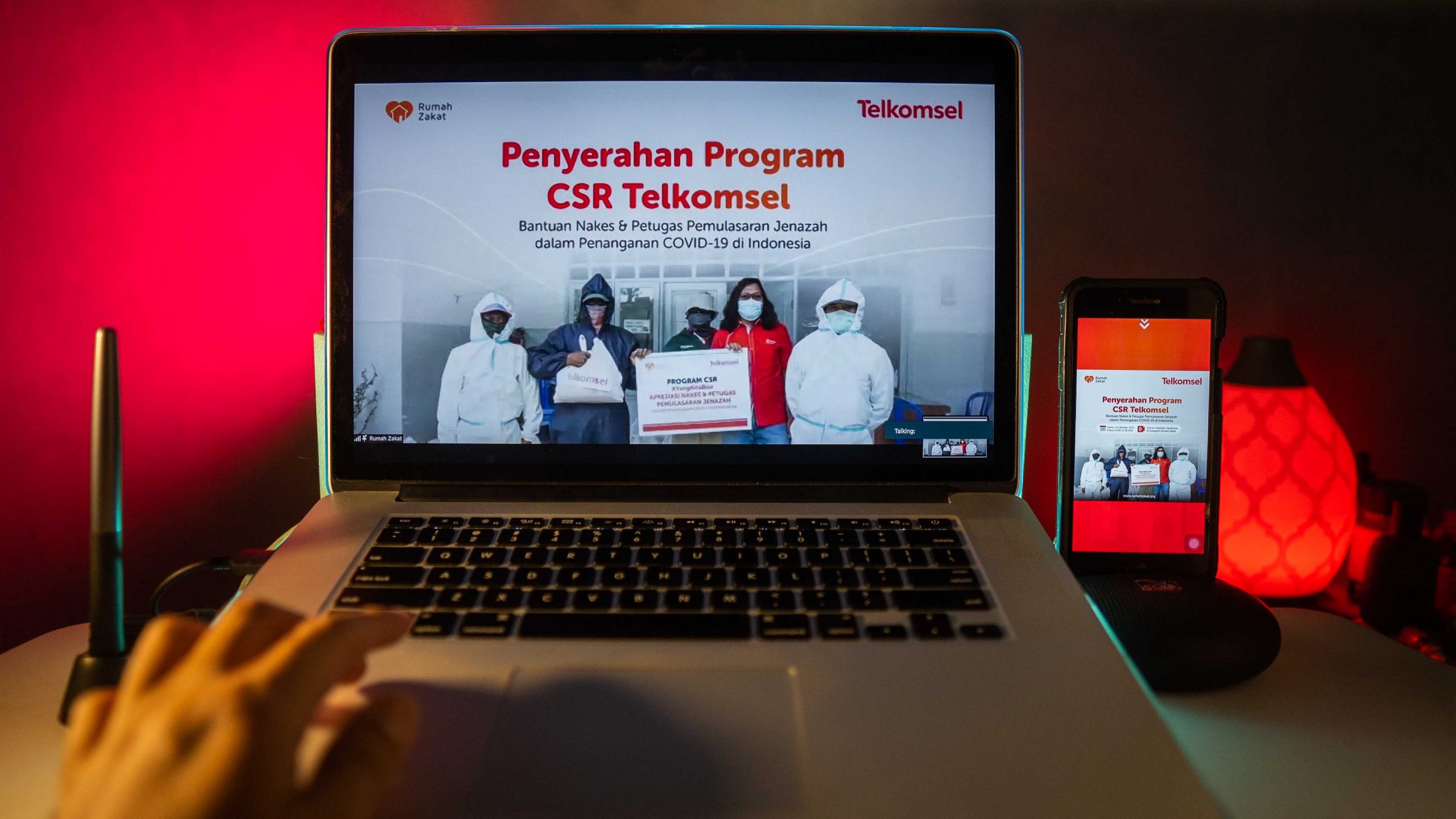 Telkomsel dan Rumah Zakat Salurkan Bantuan APD hingga Sembako kepada Tenaga Kesehatan dan Pemulasaraan Jenazah COVID-19 di Indonesia