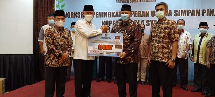 Wako Solok  Terima Hibah Sarana Untuk Koperasi Syariah