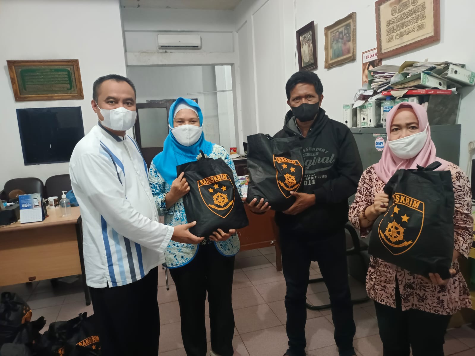 Farianda Putra Sinik Salurkan 350 Paket Sembako Sumbangan Kabareskrim Polri untuk Wartawan
