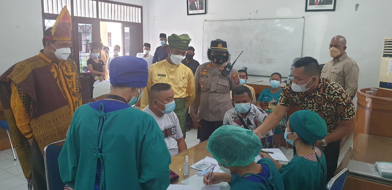 Polsek Medan Baru Bekerja Sama Dirut PD Pasar Petisah Vaksinasi Massal Pedagang