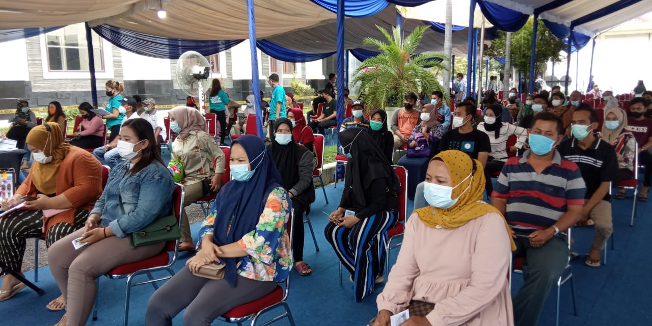 Warga Kota Medan Antusias Ikuti Vaksin Dosis I PT Pelindo di MICC