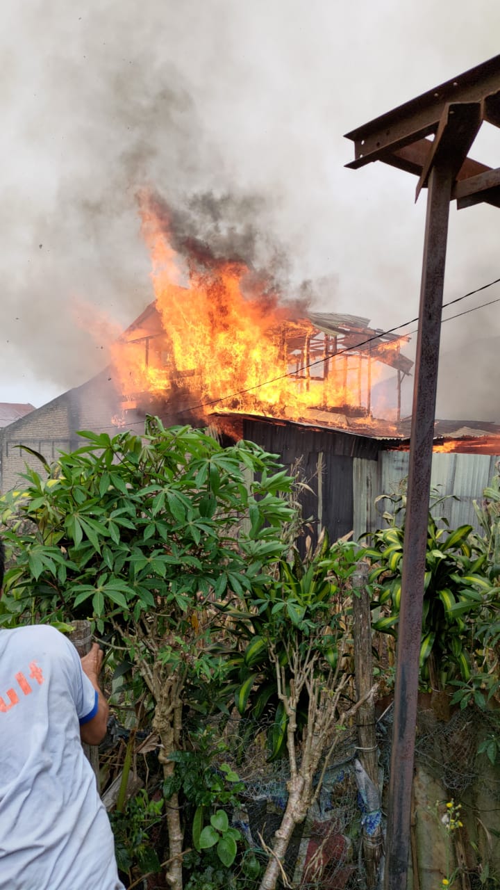 Kebakaran di Tengah Hujan Lahap 5 Pintu Rumah di Kabanjahe