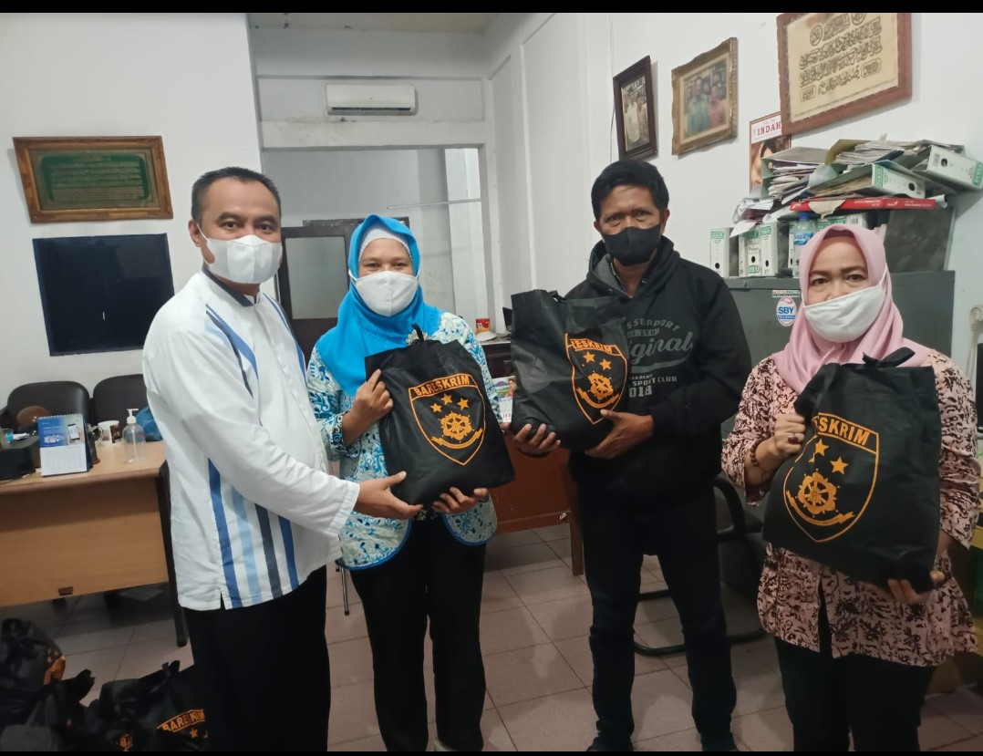 Farianda Putar Sinik Salurkan 350 Paket Sembako Sumbangan Kabareskrim Polri Untuk Wartawan