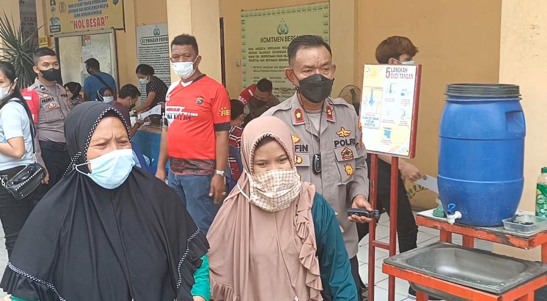 Penyandang Tunanetra Senang Bisa Divaksin Covid-19 di Polsek Medan Timur