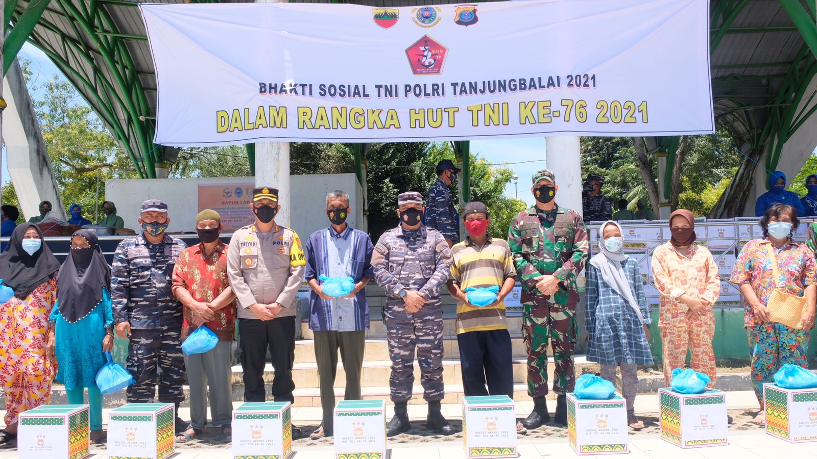 Menyambut HUT TNI ke 76, TNI AD, AL dan Polri Bakti Sosial dan Dapur Umum AKABRI 2001