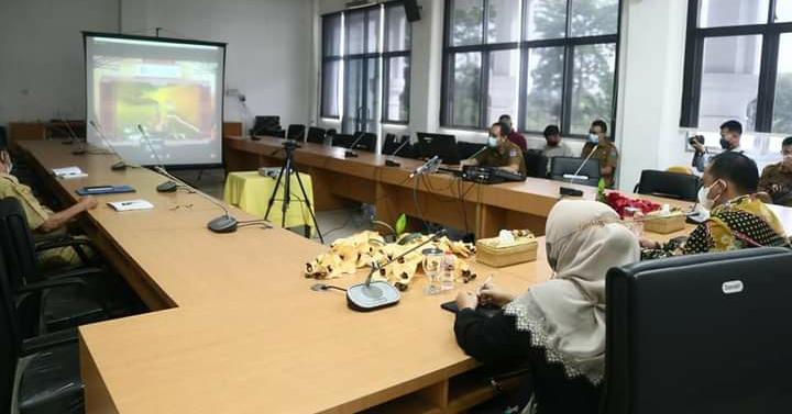 Bupati Bersama Ketua Dekranasda Labuhanbatu Ikuti Webinar dan Talkshow Secara Daring 
