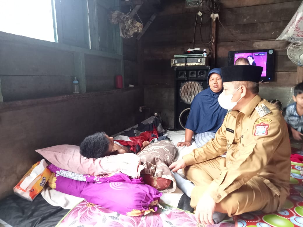Plt Wali Kota Tanjungbalai Kunjungi Edy Candara Penderita Tumor