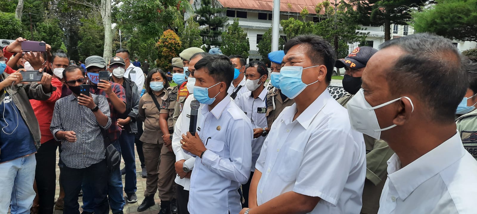 Aksi Tutup TPL Berorasi Disaat Kementerian LHK Hadir Di Toba