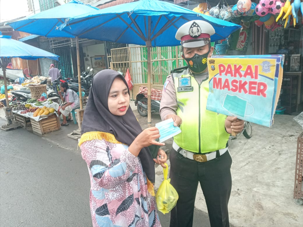 Sat Lantas Polres Tanjung Balai Bagikan Masker Gratis